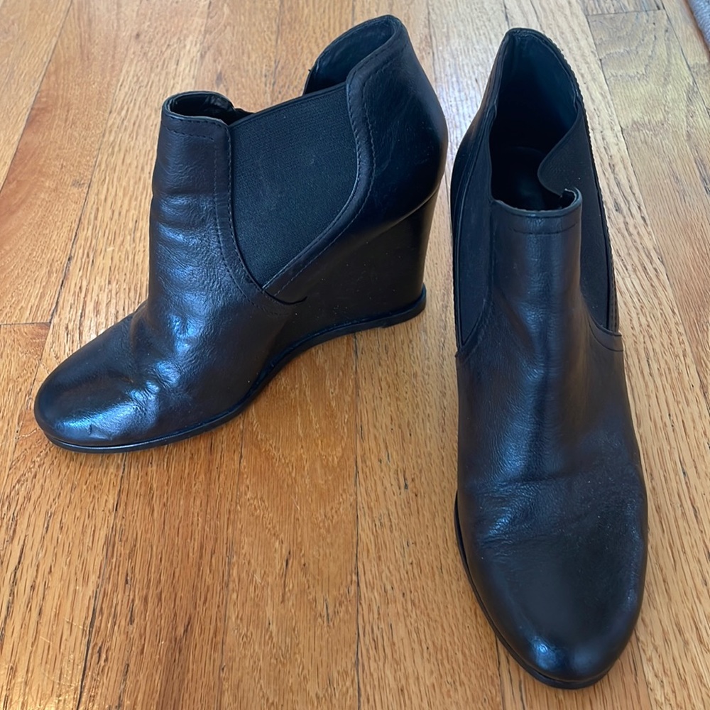 Black close-toed wedges